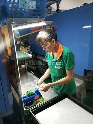 Công nhân thời vụ sản xuất thiết bị điện tử