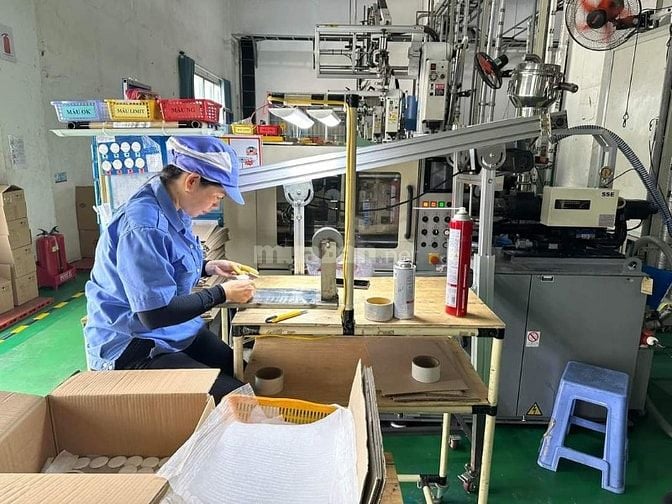 Công nhân thời vụ sản xuất thiết bị điện tử