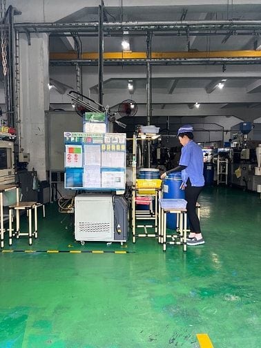 Công nhân thời vụ sản xuất thiết bị điện tử