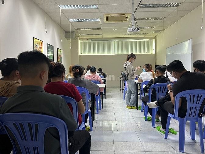 Công nhân thời vụ sản xuất thiết bị điện tử