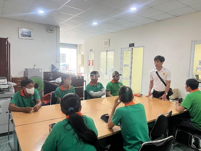 Công nhân thời vụ sản xuất thiết bị điện tử