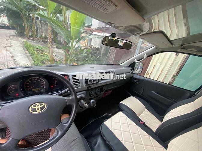 Toyota Hiace 2011 16 chỗ Xám bạc may dầu
