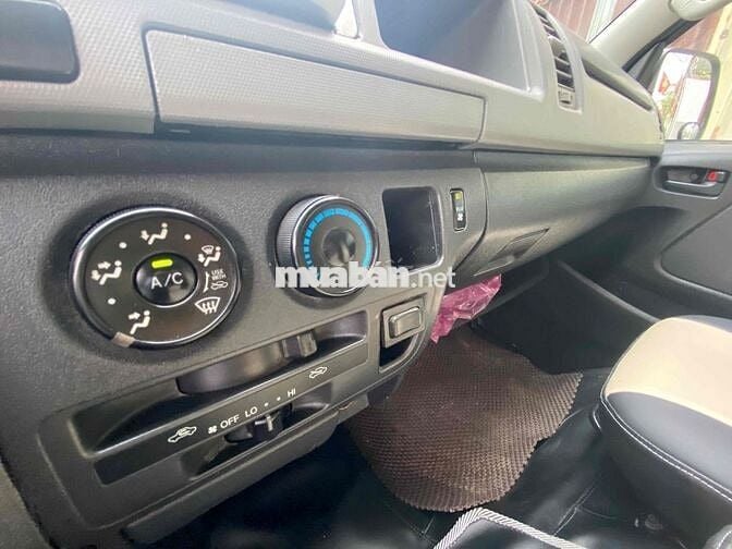 Toyota Hiace 2011 16 chỗ Xám bạc may dầu