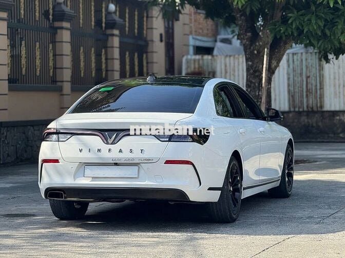 VinFast LUX SA2.0 Turbo 2022 Trắng