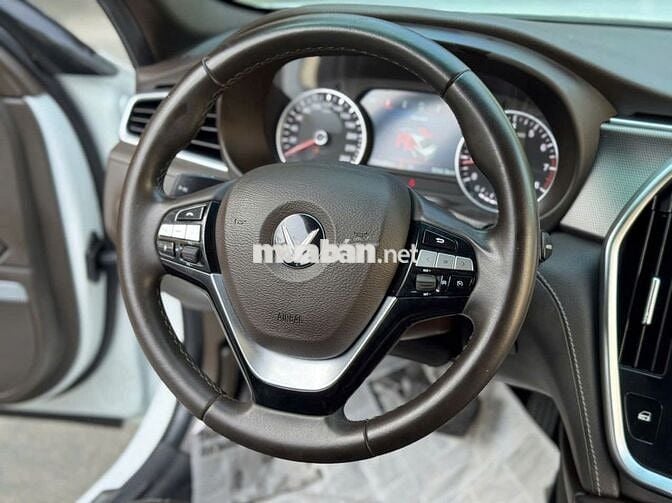 VinFast LUX SA2.0 Turbo 2022 Trắng
