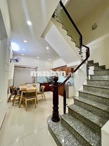 Nhà Mới Sạch Sẻ DT 180m2 1Trệt 2Lầu 3Pn 2Wc Sân Thượng Hẻm Xe Tải