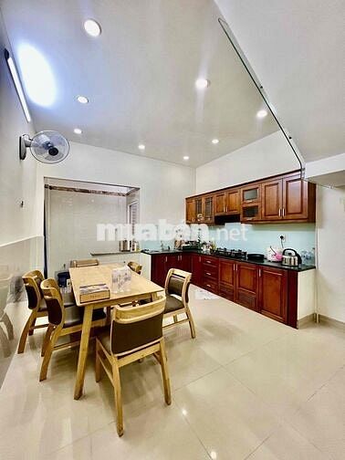 Nhà Mới Sạch Sẻ DT 180m2 1Trệt 2Lầu 3Pn 2Wc Sân Thượng Hẻm Xe Tải