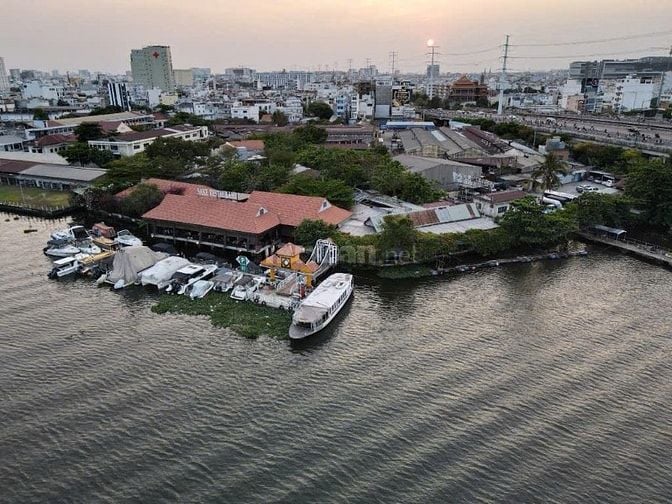 Bán nhà hàng có bến đậu du thuyền tại Nơ Trang Long. Thu nhập 500tr/th