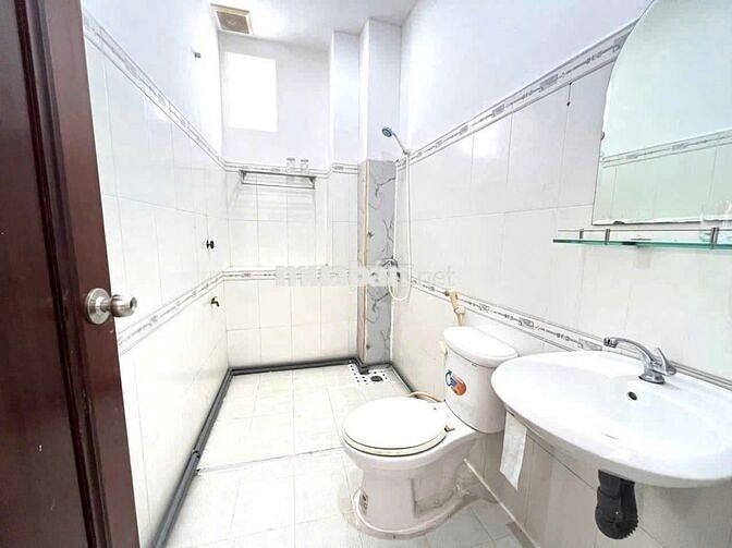 Cho thuê phòng ban công đầy đủ nội thất gần sân bay