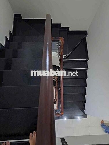 Nhà Mới Đẹp đg PVC P9: 4x10m, 3 lầu, 2pn lớn, 3wc, 2 máy lạnh