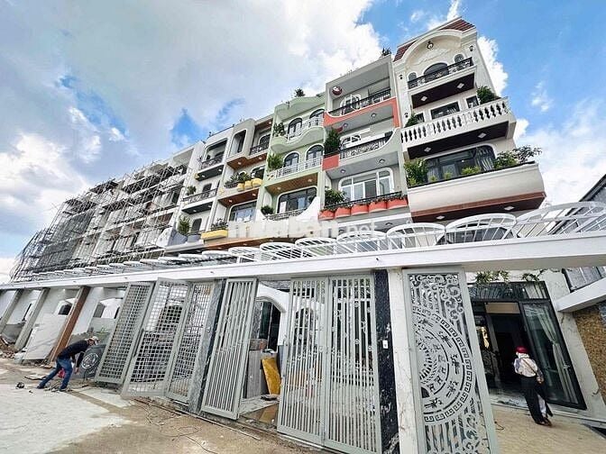 SIÊU PHẨM NHÀ PHỐ - GIÁP AEON MAIL BÌNH TÂN, THIẾT KẾ THANG MÁY 350KG