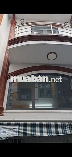 Nhà,cách mạng tháng tám.1 trệt,2 lầu,sân thượng.