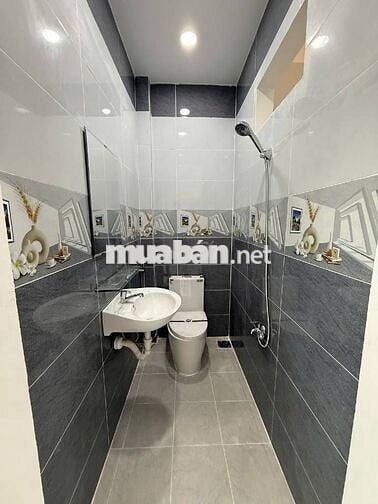 HIẾM - NHÀ NHỎ DỄ MUA - NGAY CHỢ BÌNH LONG - MỚI XÂY XONG VÀO Ở NGAY