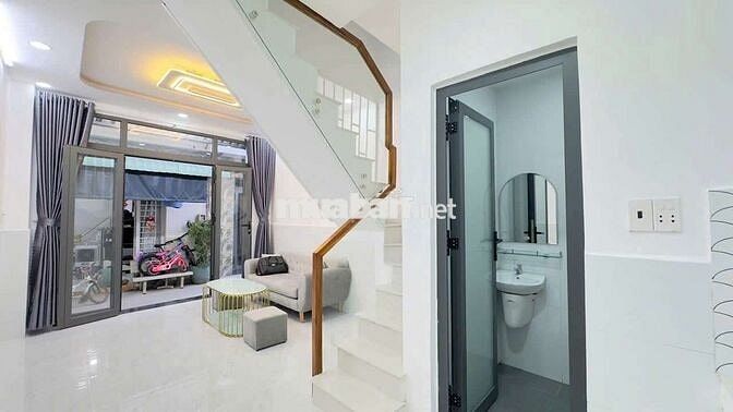 Nhà đẹp Cần bán tiện ích xung quanh gần chợ trường học