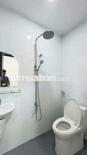 Nhà đẹp Cần bán tiện ích xung quanh gần chợ trường học