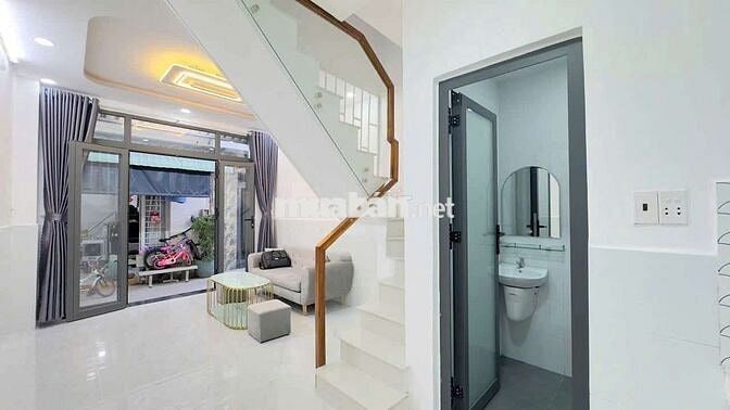 Nhà đẹp Cần bán tiện ích xung quanh gần chợ trường học