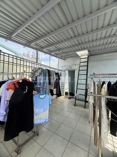 Cần bán CHDV đang kinh doanh 70 triệu / tháng ở Quận 10. 