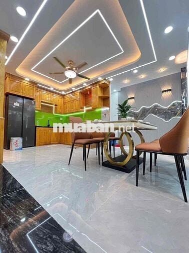 1 trệt 1 lửng 3 lầu. 5 pn. 5tolet. đường 10m sân thượng trước sau