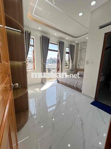 1 trệt 1 lửng 3 lầu. 5 pn. 5tolet. đường 10m sân thượng trước sau