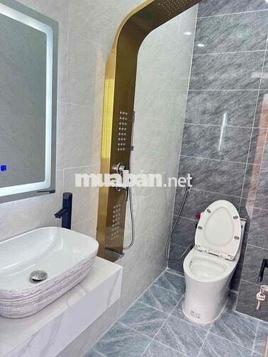 1 trệt 1 lửng 3 lầu. 5 pn. 5tolet. đường 10m sân thượng trước sau