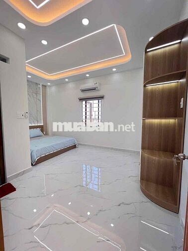 1 trệt 1 lửng 3 lầu. 5 pn. 5tolet. đường 10m sân thượng trước sau