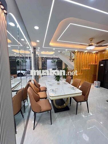 1 trệt 1 lửng 3 lầu. 5 pn. 5tolet. đường 10m sân thượng trước sau