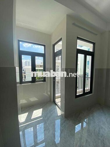 Phòng 30m2 có ban công riêng, gác lửng 4tr2