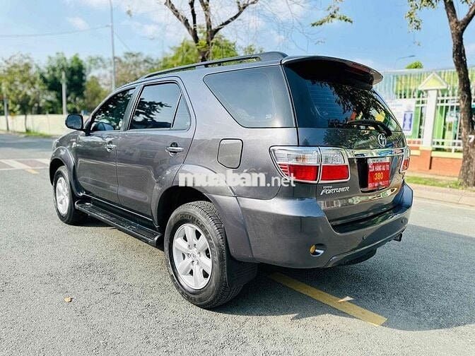 Toyota Fortuner 2010 2.7V 4x4 AT -