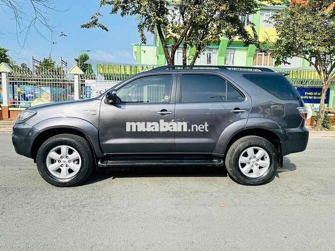 Toyota Fortuner 2010 2.7V 4x4 AT -