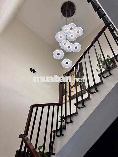 Chuyển công việc Gia đình cần bán Căn thông tầng; 4PN & 4 WC. LH Xem !