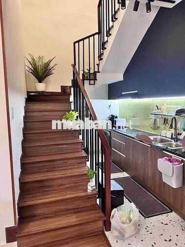 Chuyển công việc Gia đình cần bán Căn thông tầng; 4PN & 4 WC. LH Xem !