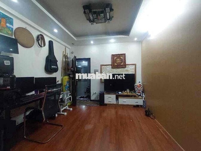 Toà nhà N2C nằm ngay nút giao Hoàng Minh Giám và Lê Văn Lương, gần Côn