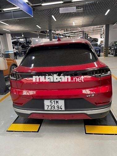 VinFast VF8 Plus 2025 màu đỏ đi 1.000km