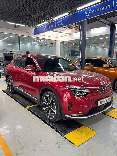 VinFast VF8 Plus 2025 màu đỏ đi 1.000km