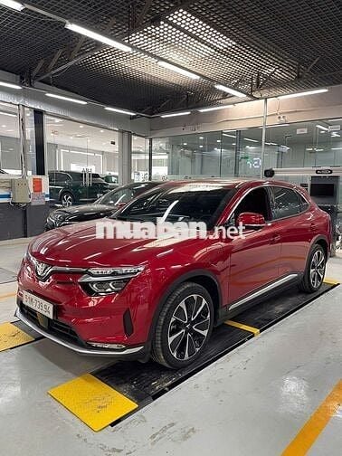 VinFast VF8 Plus 2025 màu đỏ đi 1.000km