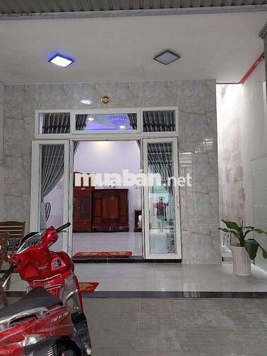 Bán nhà sổ hồng riêng.dt 100m2 công nhận đủ