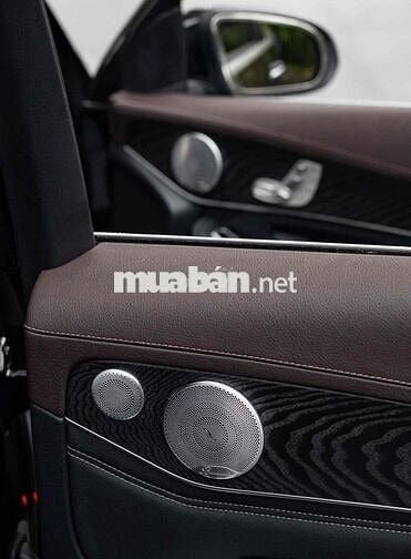 Mercedes GLC300 4Matic - Model 2020 - Đen/Nâu