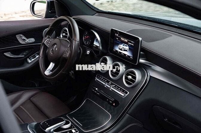 Mercedes GLC300 4Matic - Model 2020 - Đen/Nâu
