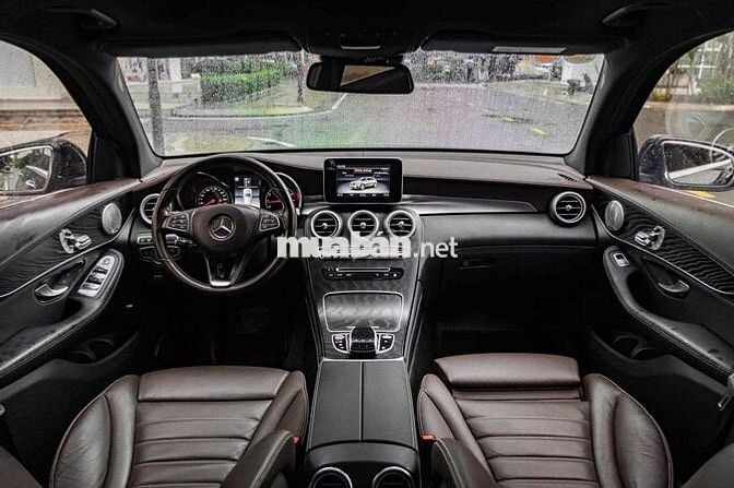 Mercedes GLC300 4Matic - Model 2020 - Đen/Nâu