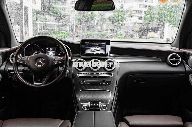 Mercedes GLC300 4Matic - Model 2020 - Đen/Nâu