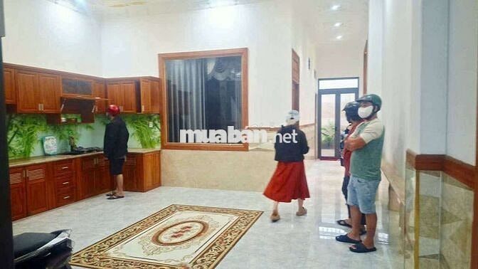 Cho thuê nhà gần trung tâm y tế dĩ an dt 200m2