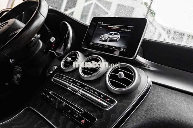 Mercedes GLC300 4Matic - Model 2020 - Đen/Nâu