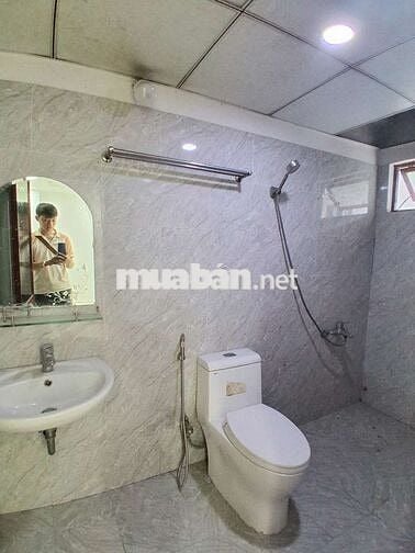 Nhà mới đẹp gần bệnh viện 512, giá 12 triệu, mặt tiền Nguyễn Đức Thuận