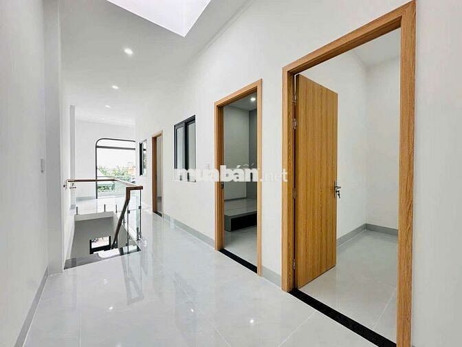 Nhà trệt 1 lầu, DT: 5x16, thổ cư: 100%, không quỹ hoạch, đường thông,