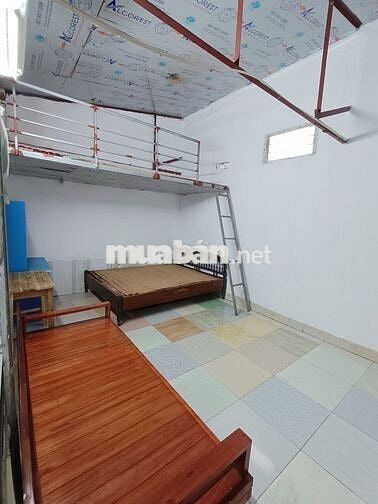 Phòng đẹp gác xép đủ đồ kv Chùa Láng_vệ sinh chung_giá 2.3tr_điện3.5k