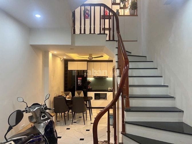 Chính chủ gửi bán nhà 55m2 view Vincom, đầy đủ nội thất, 5 tầng 6PN