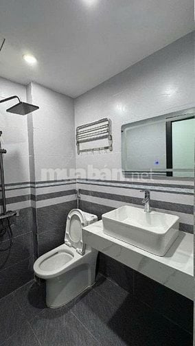 Chính chủ gửi bán nhà 55m2 view Vincom, đầy đủ nội thất, 5 tầng 6PN