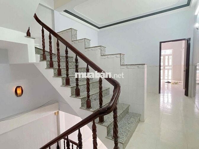 Nhà trệt 2 lầu sân thượng mặt tiền đường Nguyễn Hiền Kdc 91B