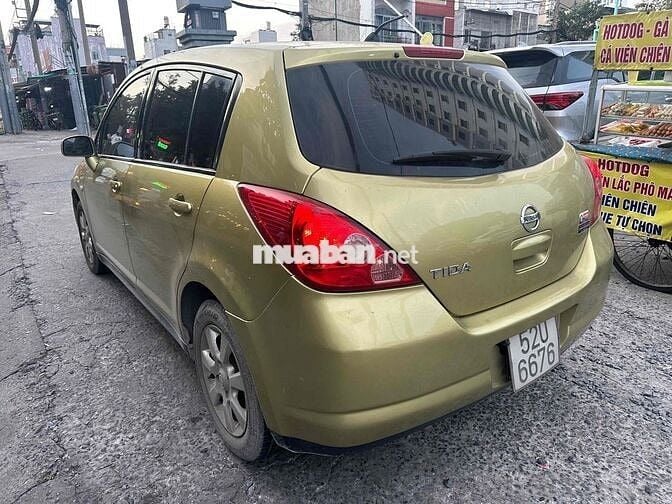 Nissan Tiida Vàng đồng 5 chỗ Số tự động