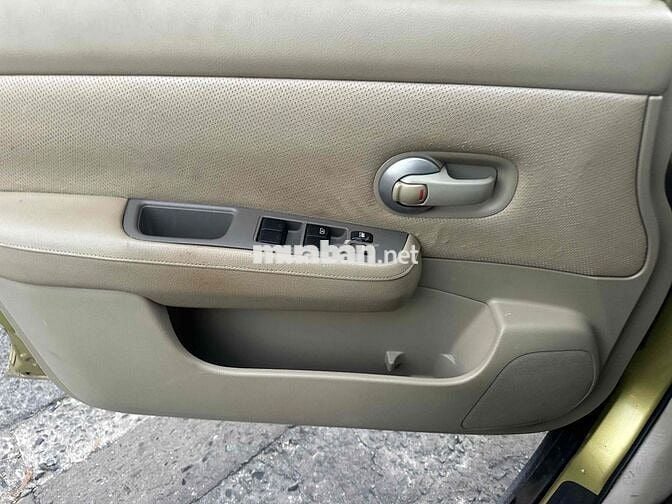 Nissan Tiida Vàng đồng 5 chỗ Số tự động